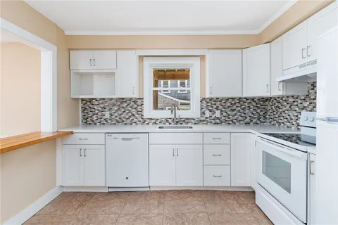 $2,500 | 23 Holland Street, Unit 1, Newport, RI 02840