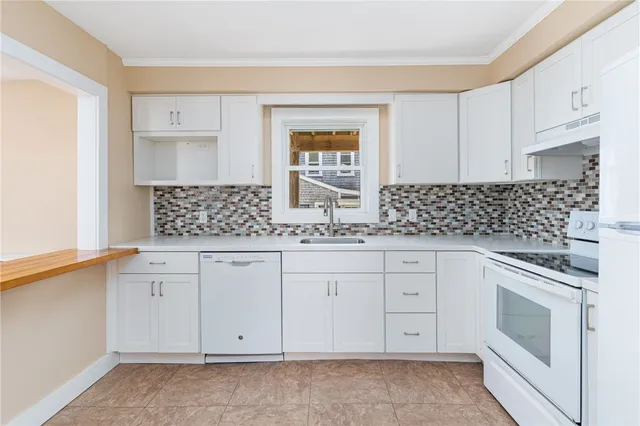 $2,500 | 23 Holland Street, Unit 1, Newport, RI 02840