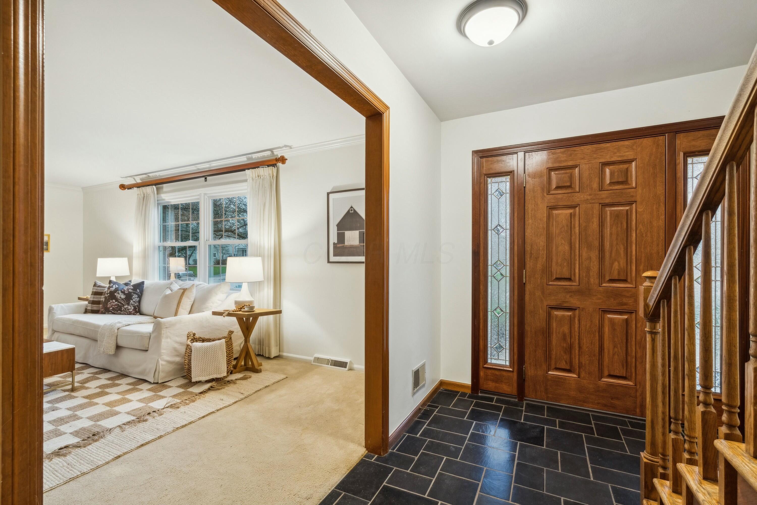4052 Fenwick Road Columbus, OH 43220 - Photo 14 of 76 Entry