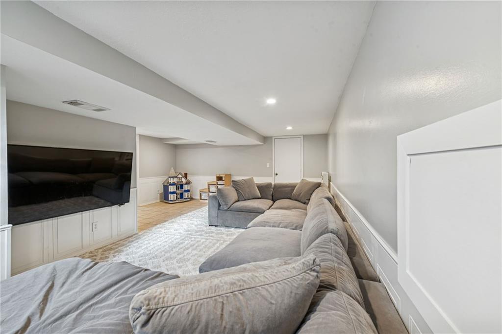 1000 Colfax Street Springdale, PA 15144 - Photo 21 of 25 a living room with furniture and a flat screen tv