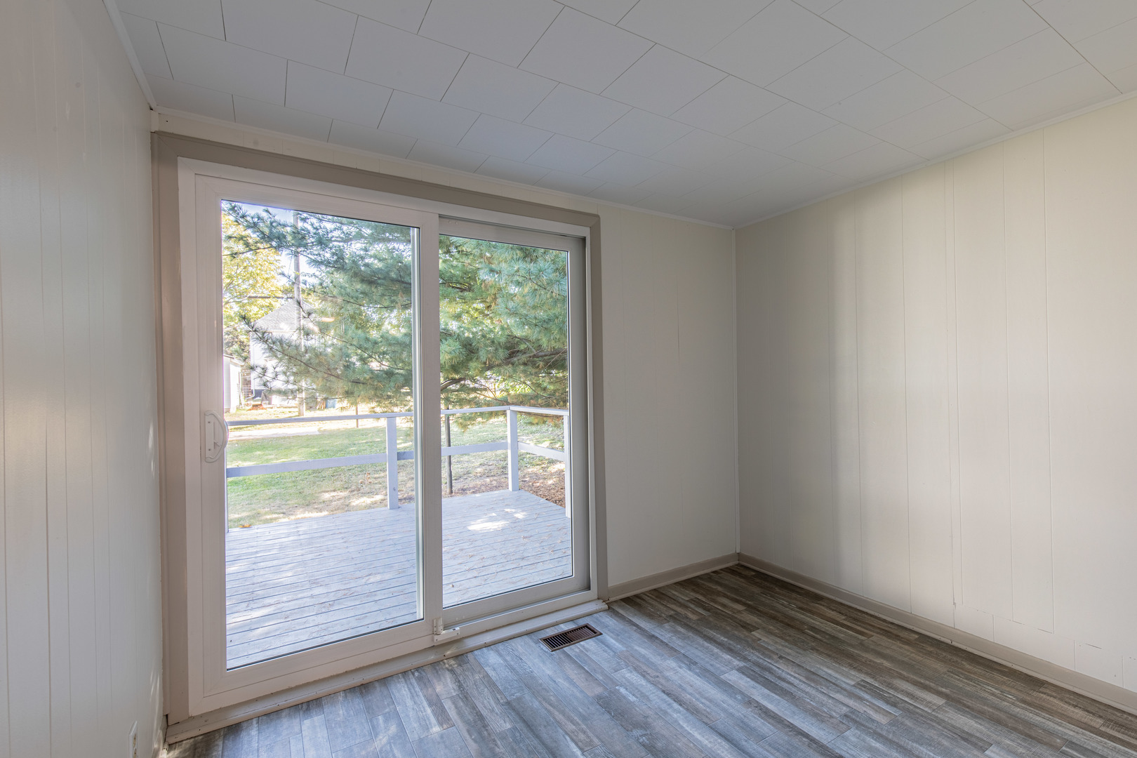 9 South Randolph Street Princeton, IL 61356 - Photo 16 of 26 a view of an empty room and wooden floor