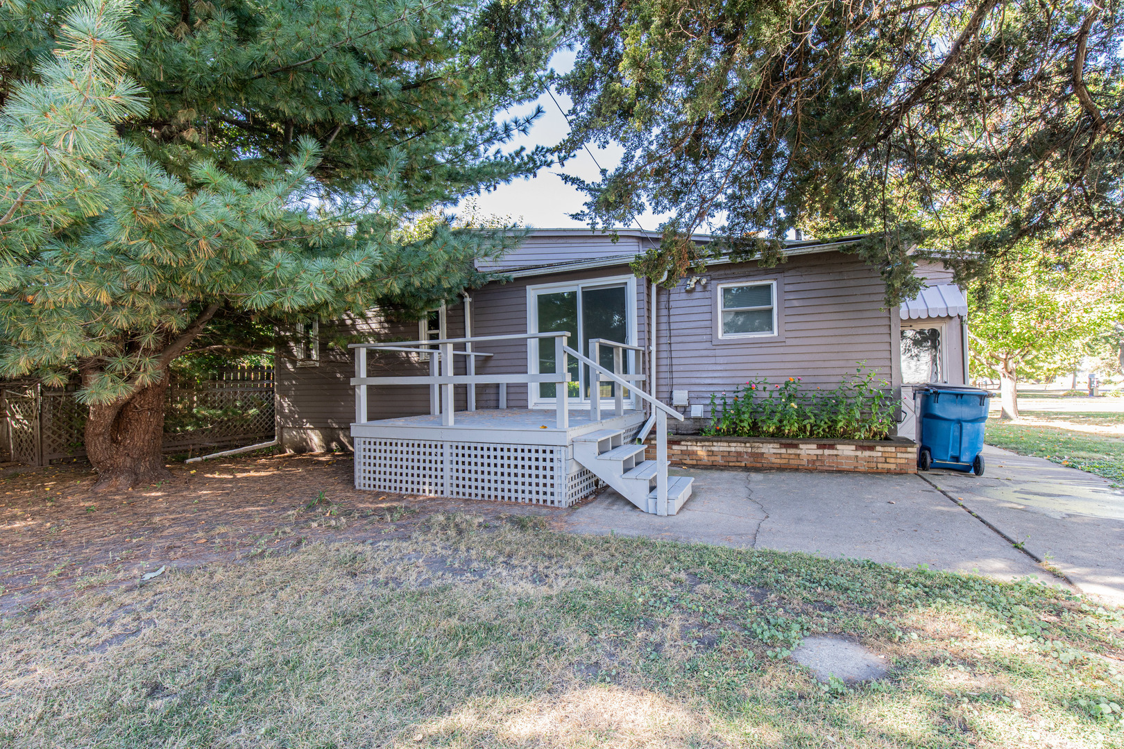 9 South Randolph Street Princeton, IL 61356 - Photo 21 of 26 a front view of a house with garden