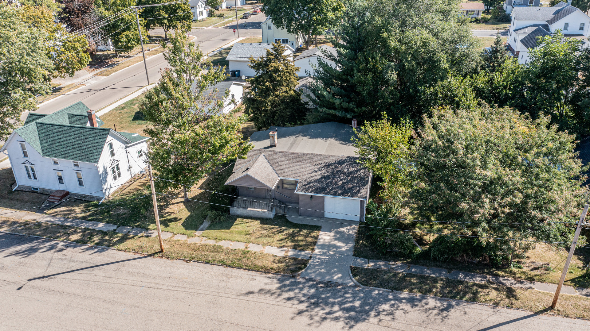 9 South Randolph Street Princeton, IL 61356 - Photo 3 of 26 a view of a house with a yard and large tree