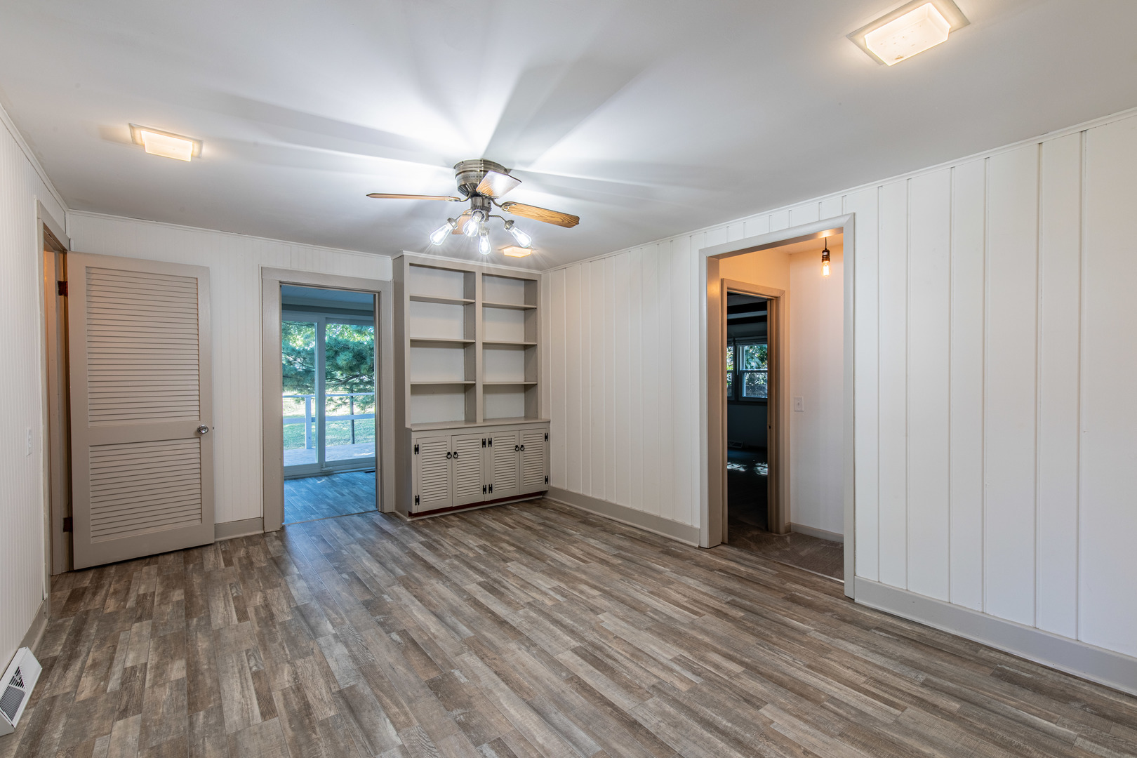9 South Randolph Street Princeton, IL 61356 - Photo 8 of 26 wooden floor in an empty room with a window