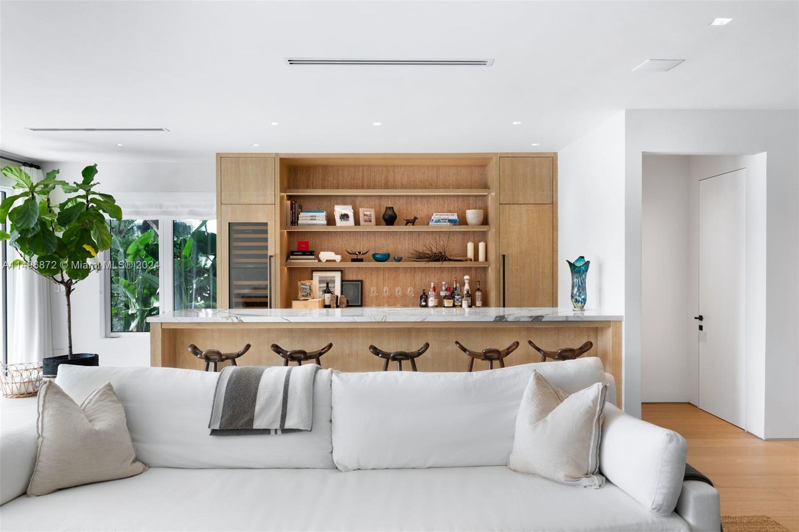 2770 Sunset Drive Miami Beach, FL 33140 - Photo 4 of 56 a living room with furniture