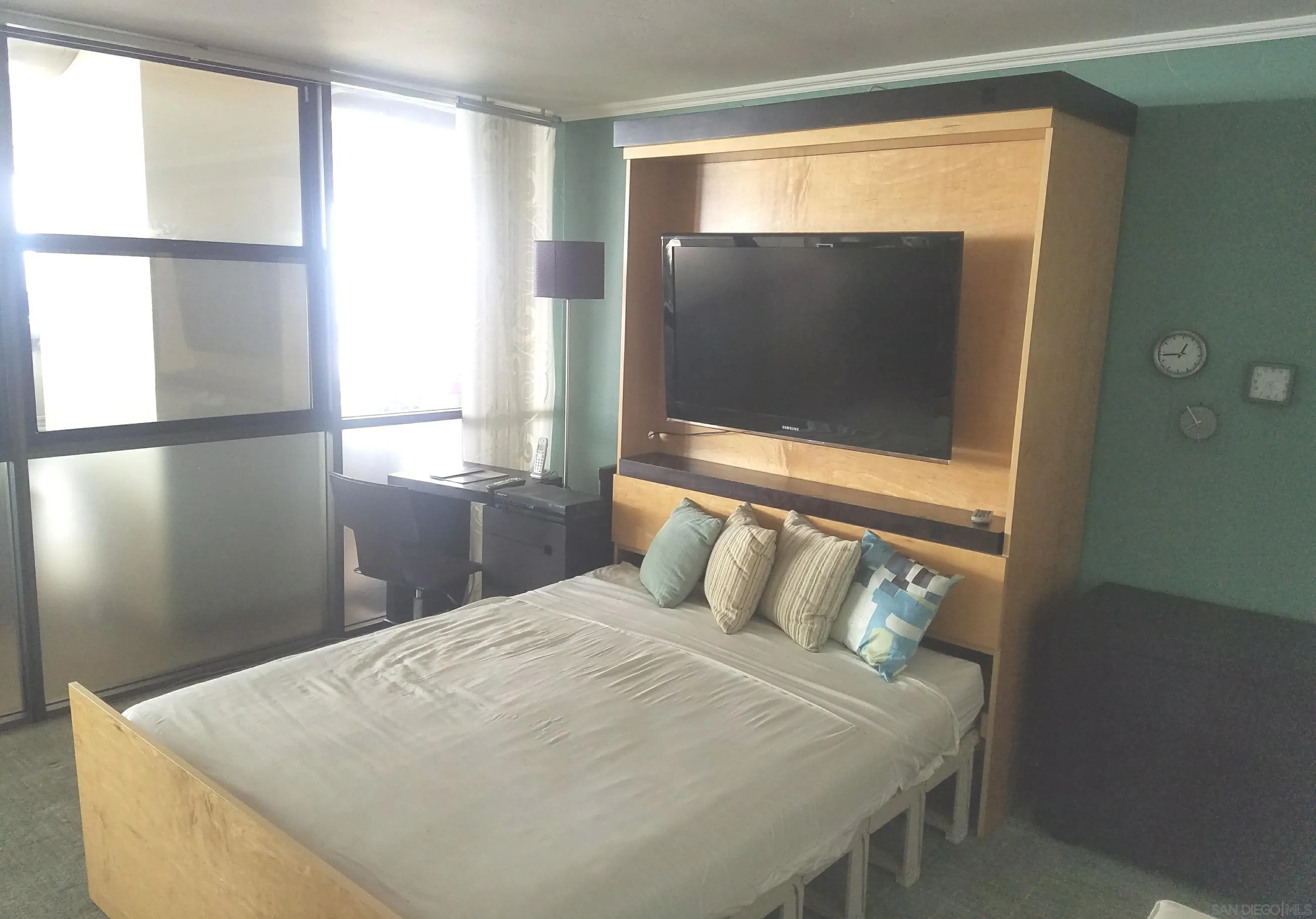 939 Coast Boulevard, Unit 3D La Jolla, CA 92037 - Photo 6 of 13 a bedroom with a bed and a window