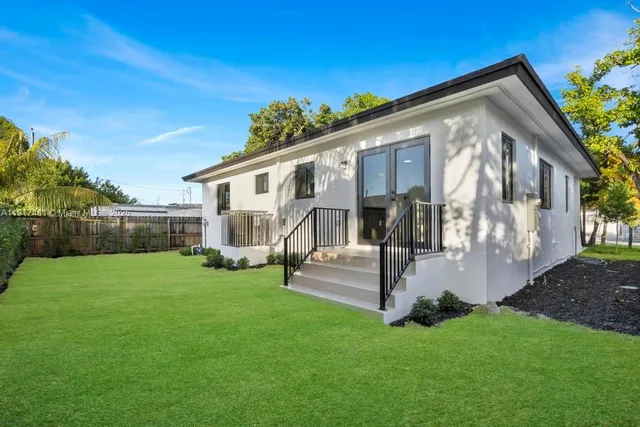 a view of a house with backyard
