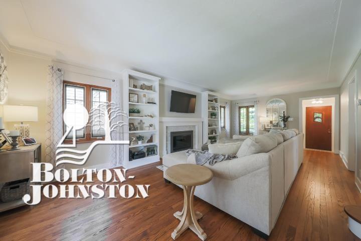 311 Merriweather Road Grosse Pointe, MI 48236 - Photo 9 of 49 Living Room