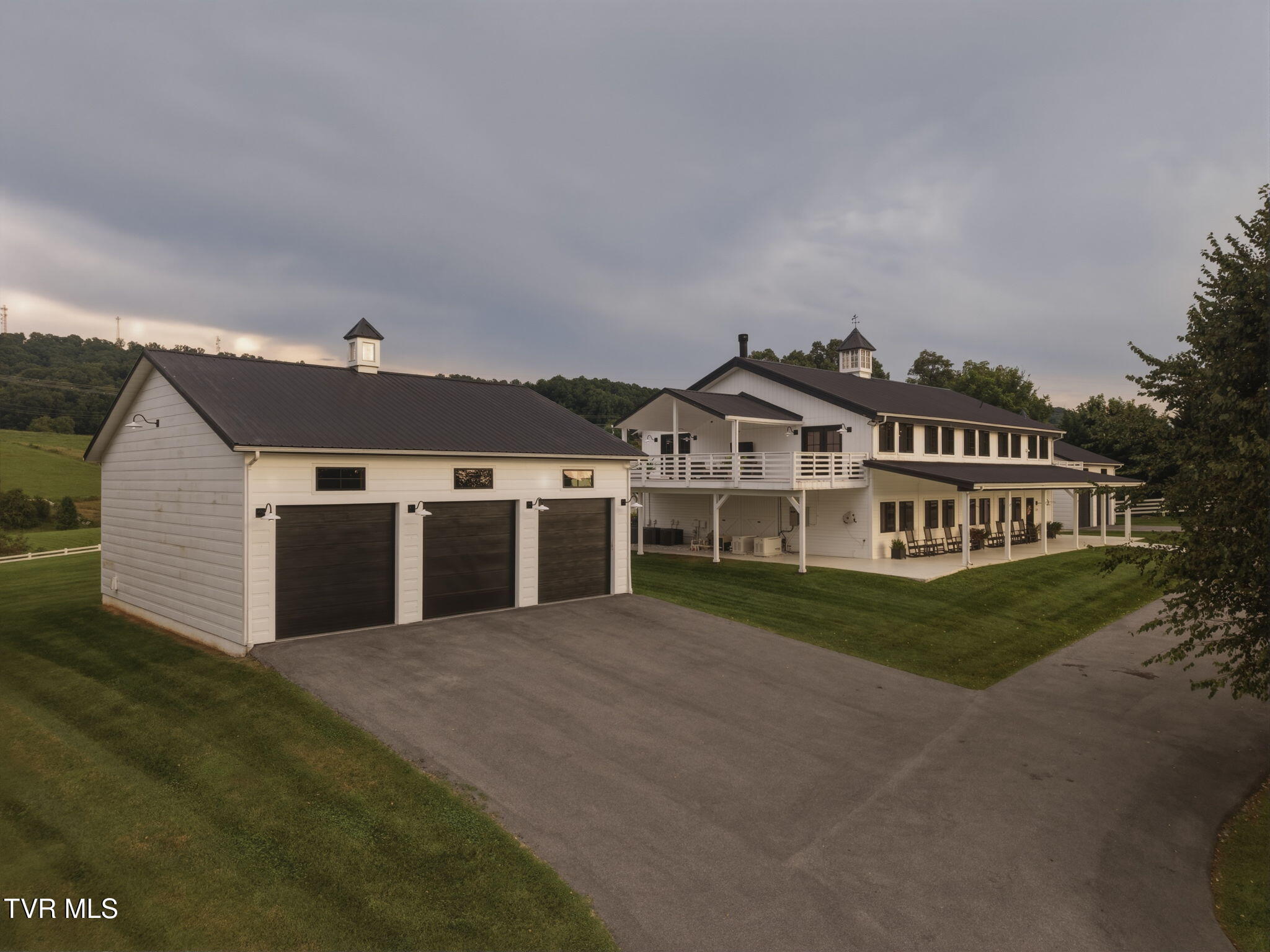 520 Buckingham Road Johnson City, TN 37615 - Photo 11 of 29 54-web-or-mls-004_DJI_20260815185448_078