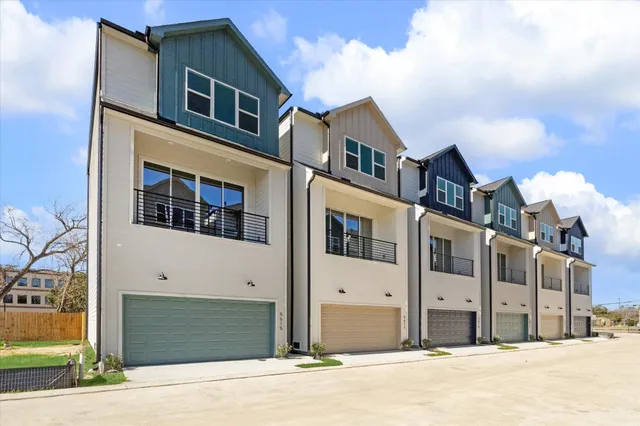 $399,900 | 5632 Camino Encantado Drive, Houston, TX 77091