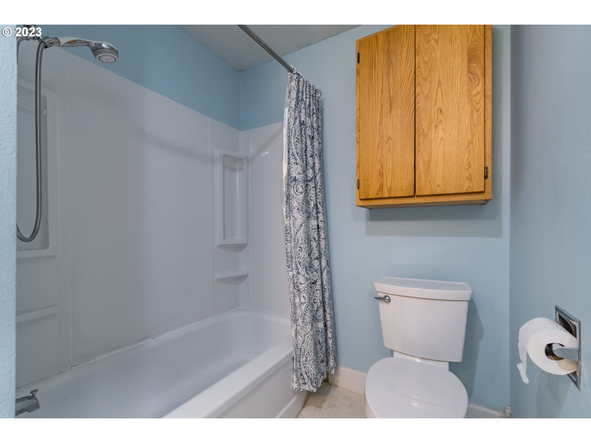 2210 Sandy Drive Eugene, OR 97401 - Photo 20 of 32 a bathroom with a toilet and shower