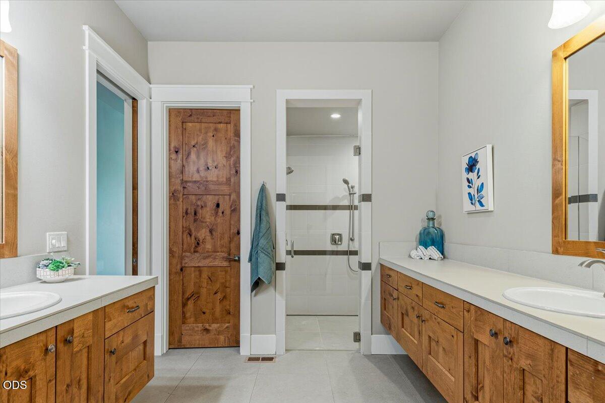 61333 Kindle Rock Loop Bend, OR 97702 - Photo 36 of 53 a bathroom with a tub sink and mirror