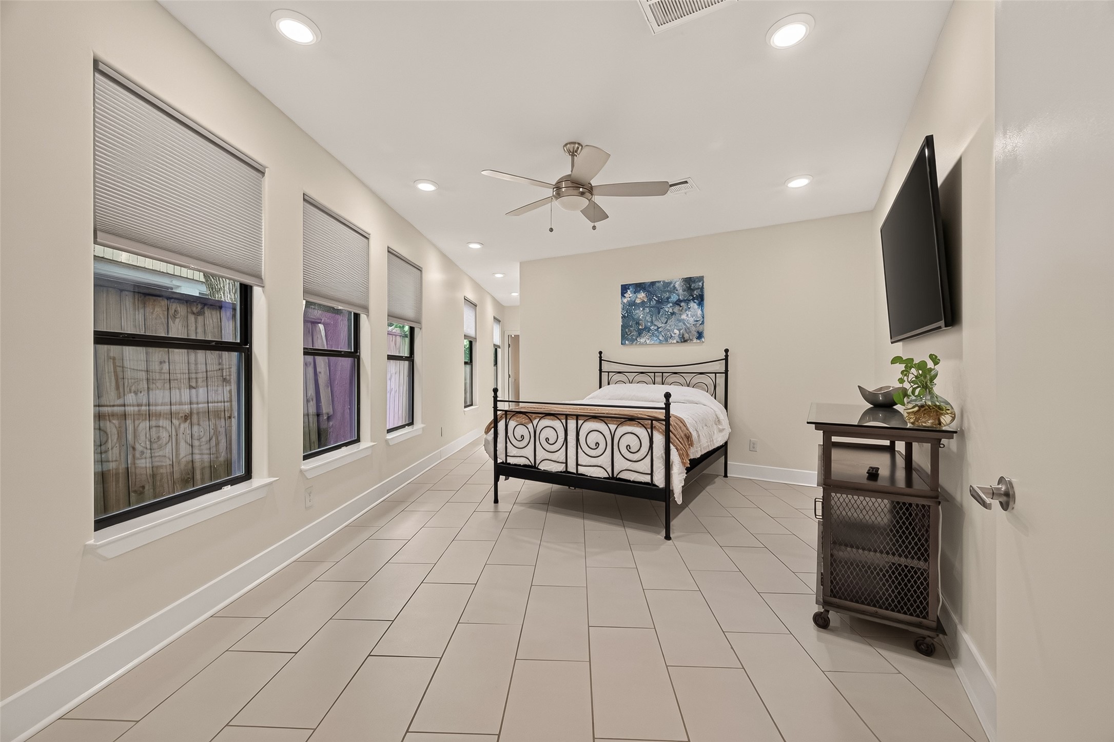1767 Michigan Street Houston, TX 77006 - Photo 18 of 33 This spacious first floor bedroom features large windows with blinds, a ceiling fan, and recessed lighting.