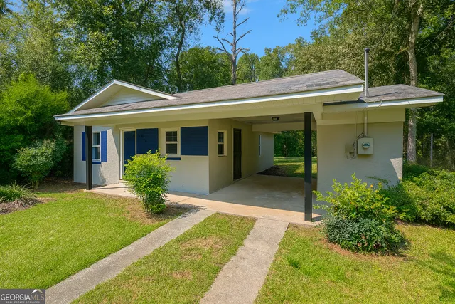 a view of house with a yard