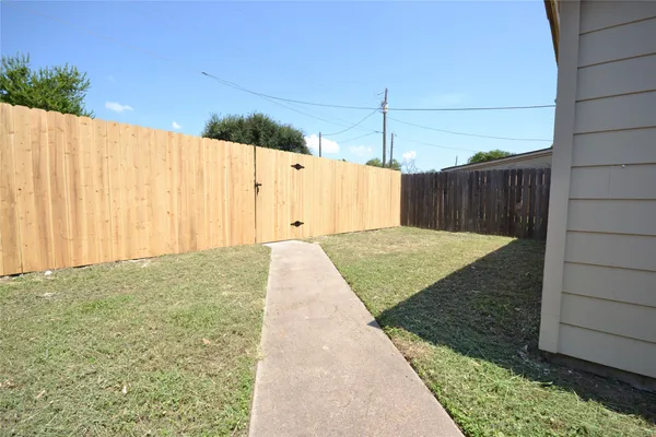 a view of a backyard
