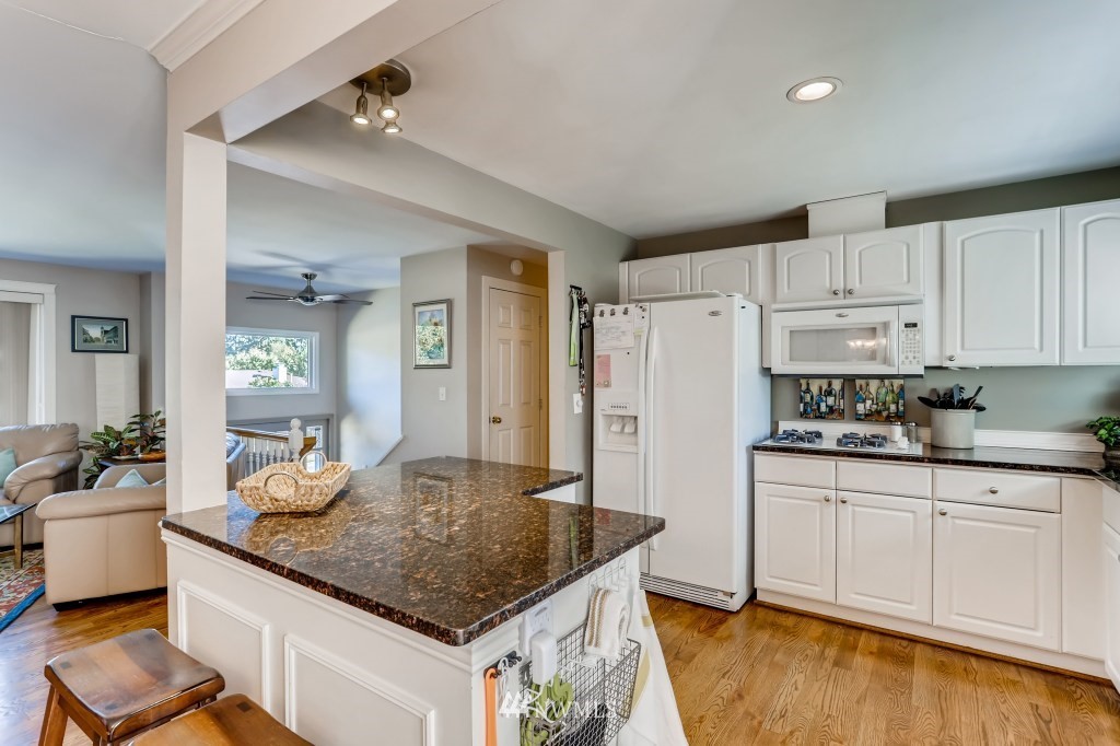 1809 Whitman Avenue Northeast Renton, WA 98059 - Photo 9 of 31 Gallery Image 9