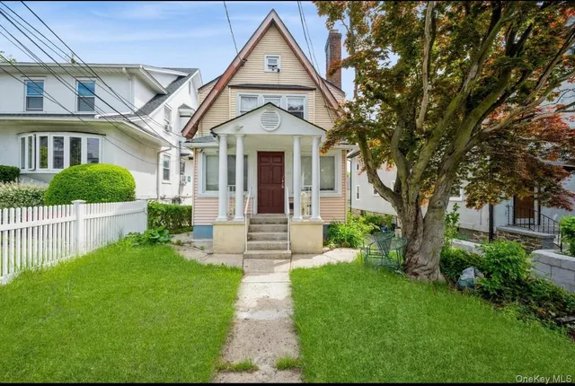 a view of a yard in front of house