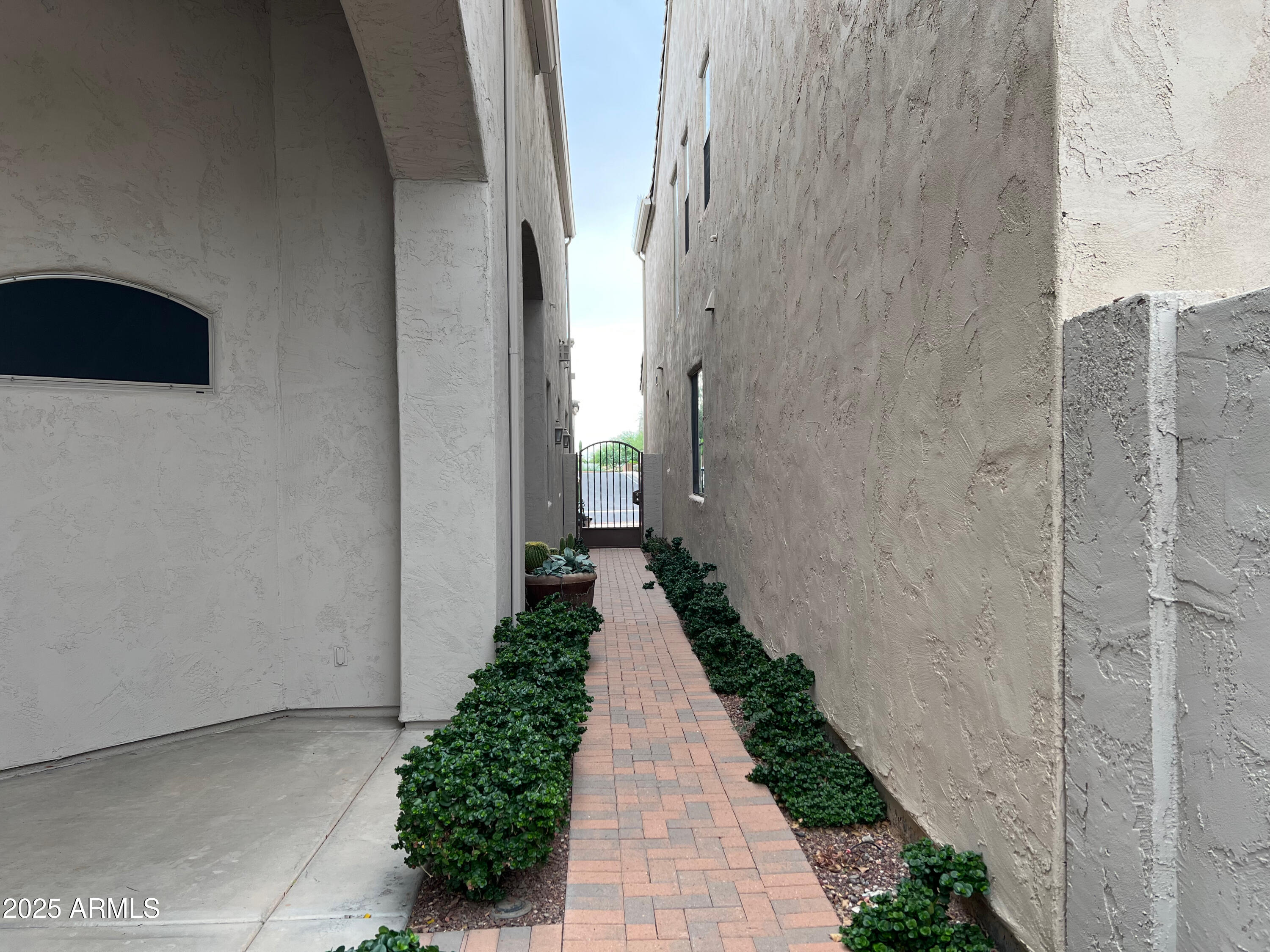 8131 North 13th Way Phoenix, AZ 85020 - Photo 23 of 25 a view of a pathway with a pathway