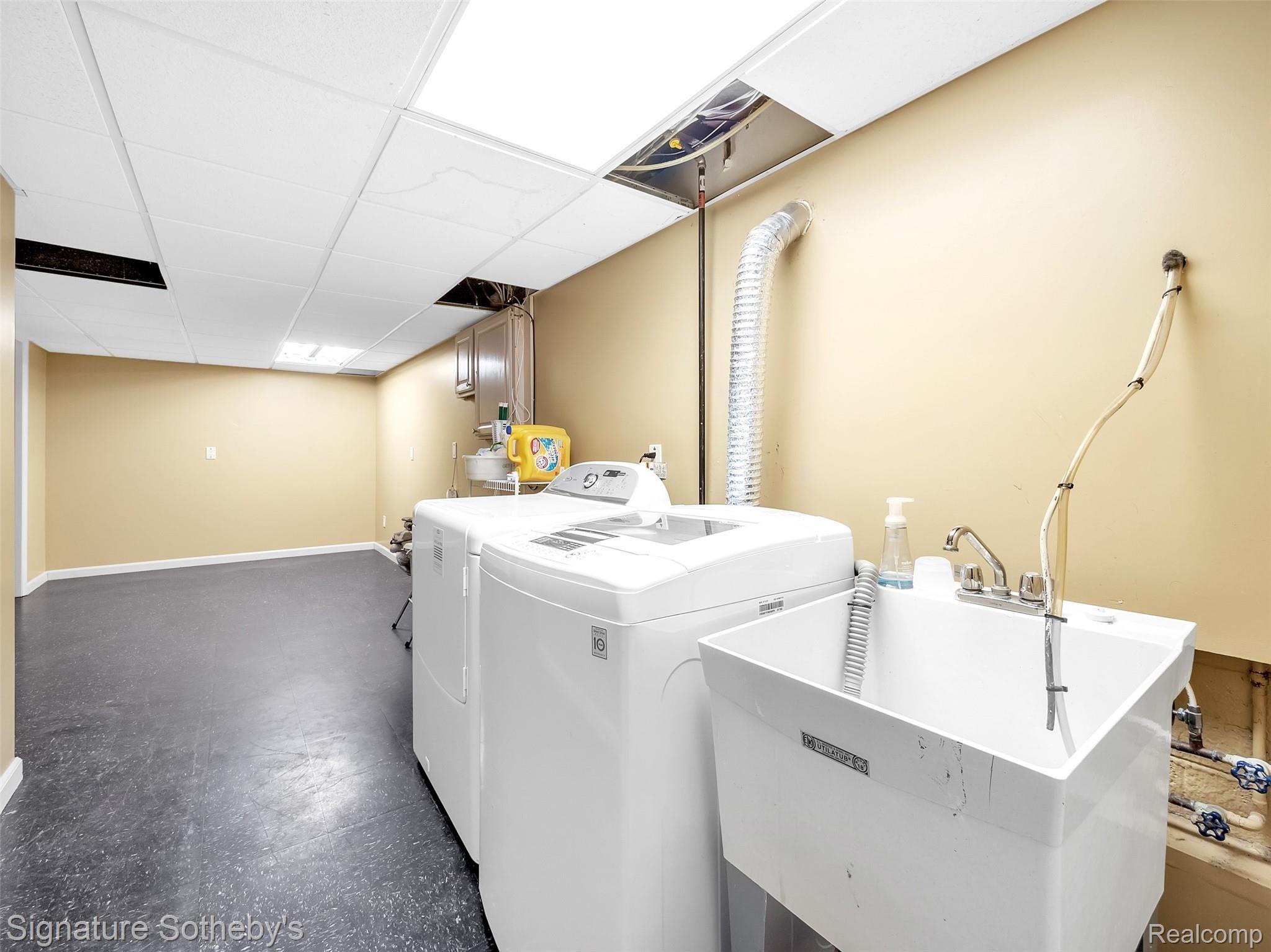 6700 Meadowlake Road Bloomfield Hills, MI 48301 - Photo 32 of 58 35-6700-Meadowlake-Rd-WindowStill-Real-Estate-Photgraphy-35.jpg