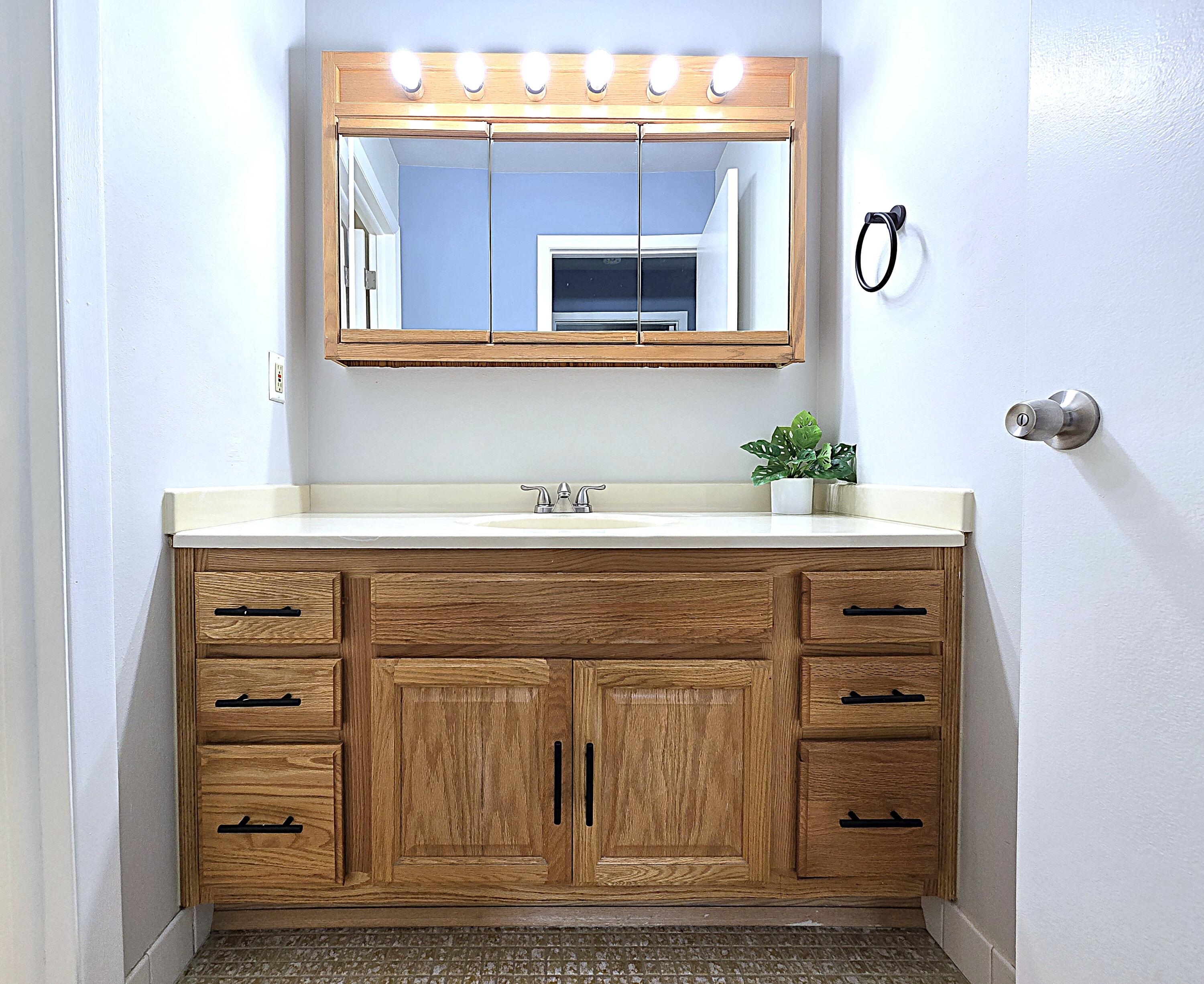6322 South 20th Street Milwaukee, WI 53221 - Photo 22 of 34 Bathroom