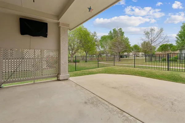 $575,000 | 9505 Rivercrest Drive, Denton, TX 76207