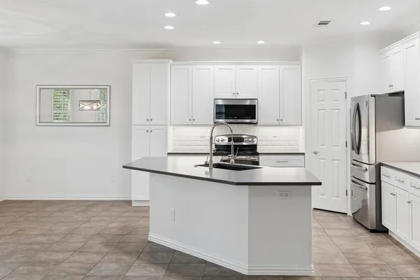 $575,000 | 9505 Rivercrest Drive, Denton, TX 76207