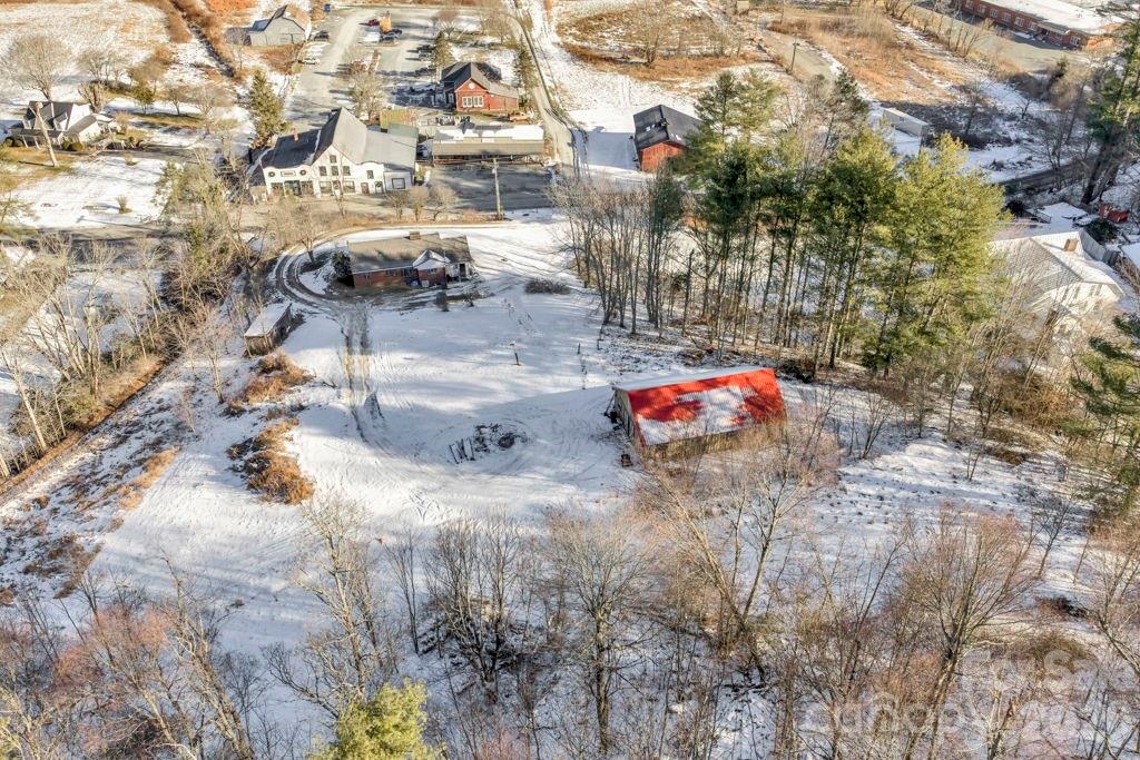 3606 Highway 194 Sugar Grove, NC 28679 - Photo 5 of 48 a backyard of a house