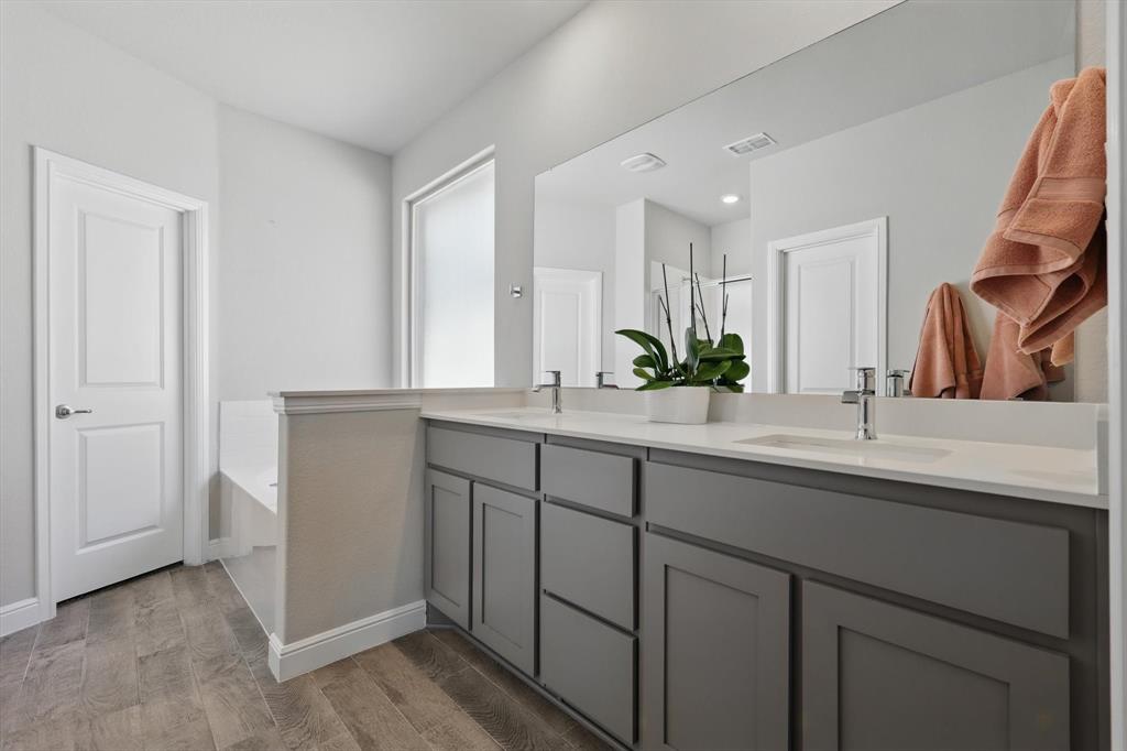 5605 Round Hl Road Denton, TX 76210 - Photo 8 of 15 Primary Bathroom