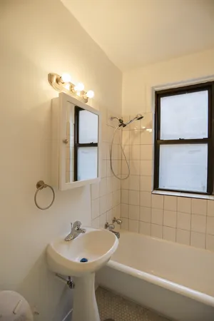$1,050 | 6165 North Winthrop Avenue, Unit 211, Chicago, IL 60660