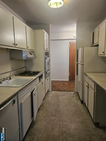 $139,900 | 2185 Lemoine Avenue, Unit 3C, Fort Lee, NJ 07024