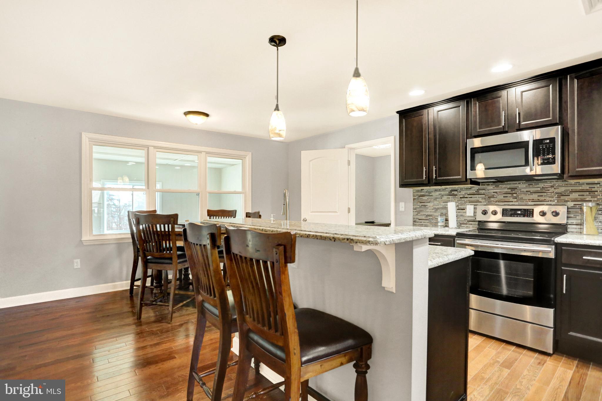 199 Ridge Hill Road Mechanicsburg, PA 17050 - Photo 13 of 36 Kitchen with bar