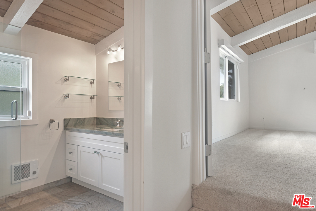 28210 Rey De Copas Lane Malibu, CA 90265 - Photo 13 of 28