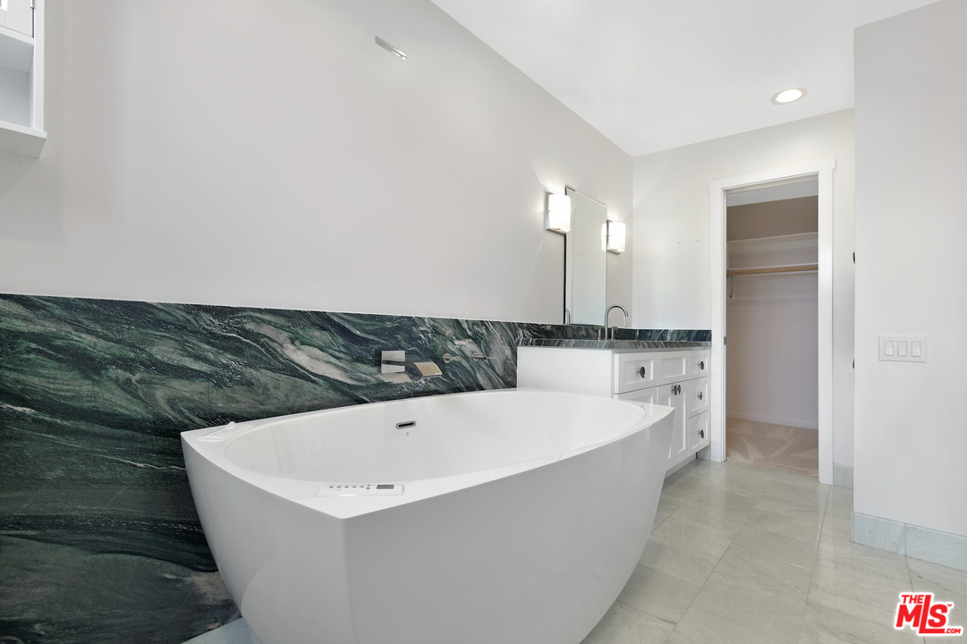 28210 Rey De Copas Lane Malibu, CA 90265 - Photo 17 of 28