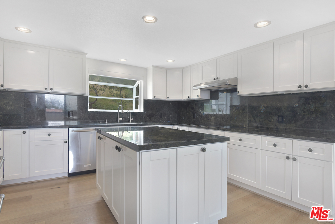 28210 Rey De Copas Lane Malibu, CA 90265 - Photo 5 of 28