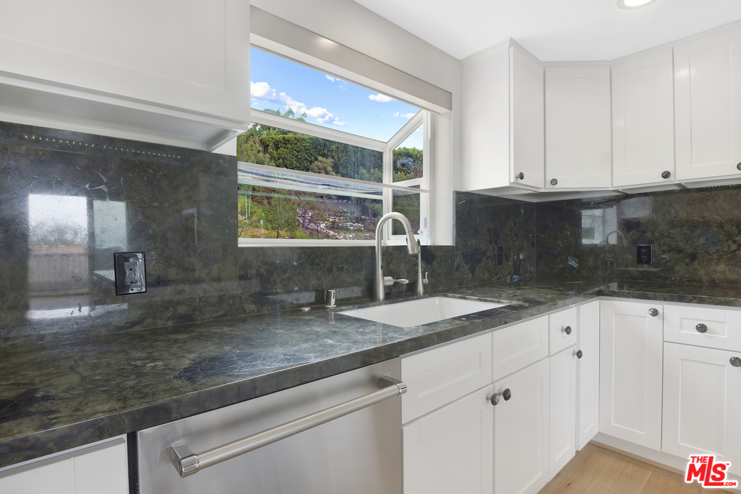 28210 Rey De Copas Lane Malibu, CA 90265 - Photo 8 of 28