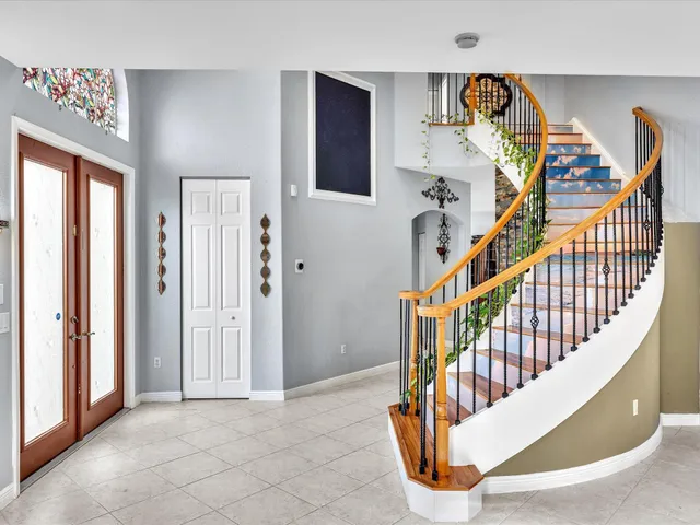a view of a livingroom with furniture and a ceiling fan