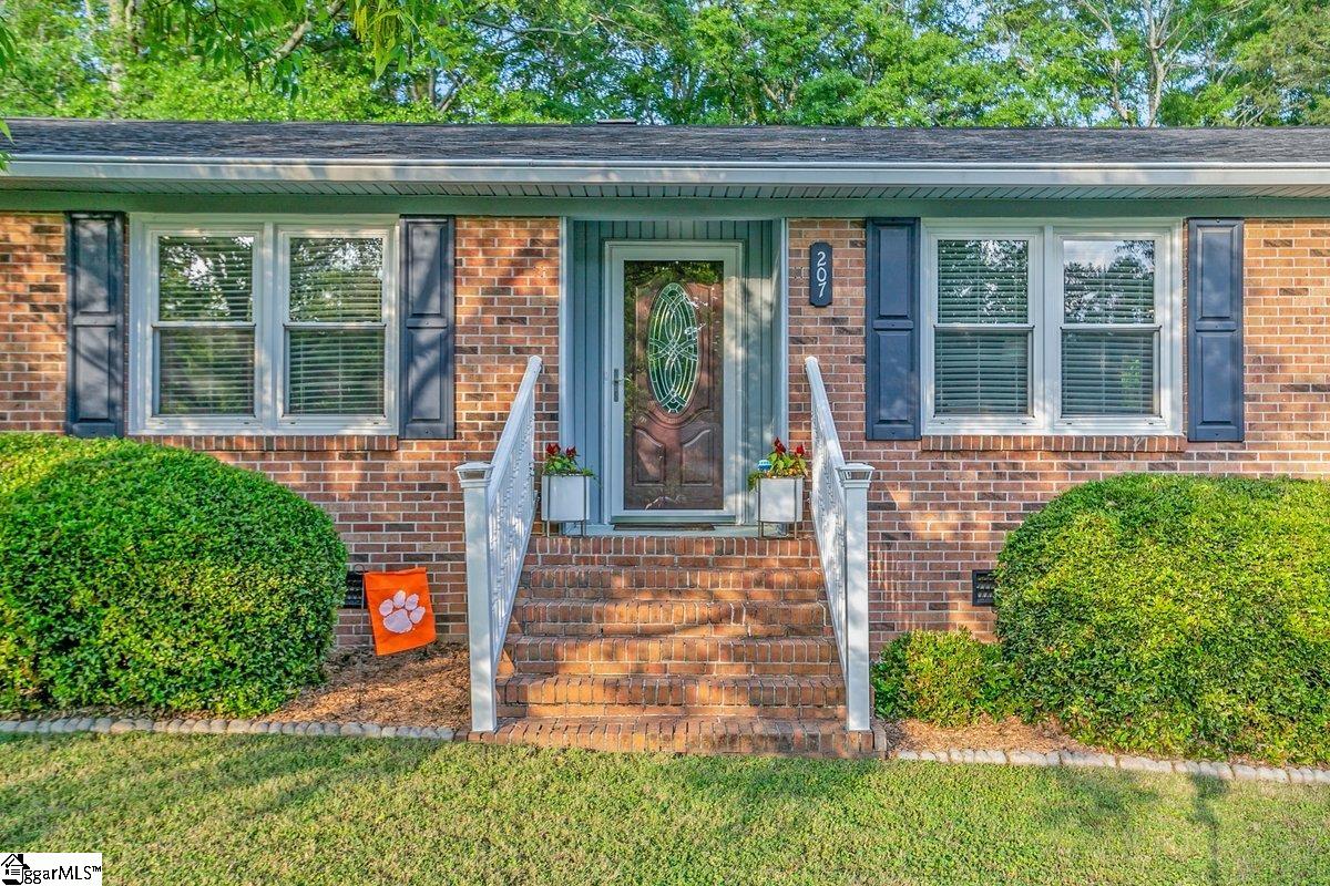 207 Tollgate Road Simpsonville, SC 29681 - Photo 2 of 27 Gallery Image 2
