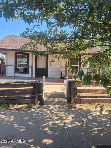 a view of a yard in front of the house