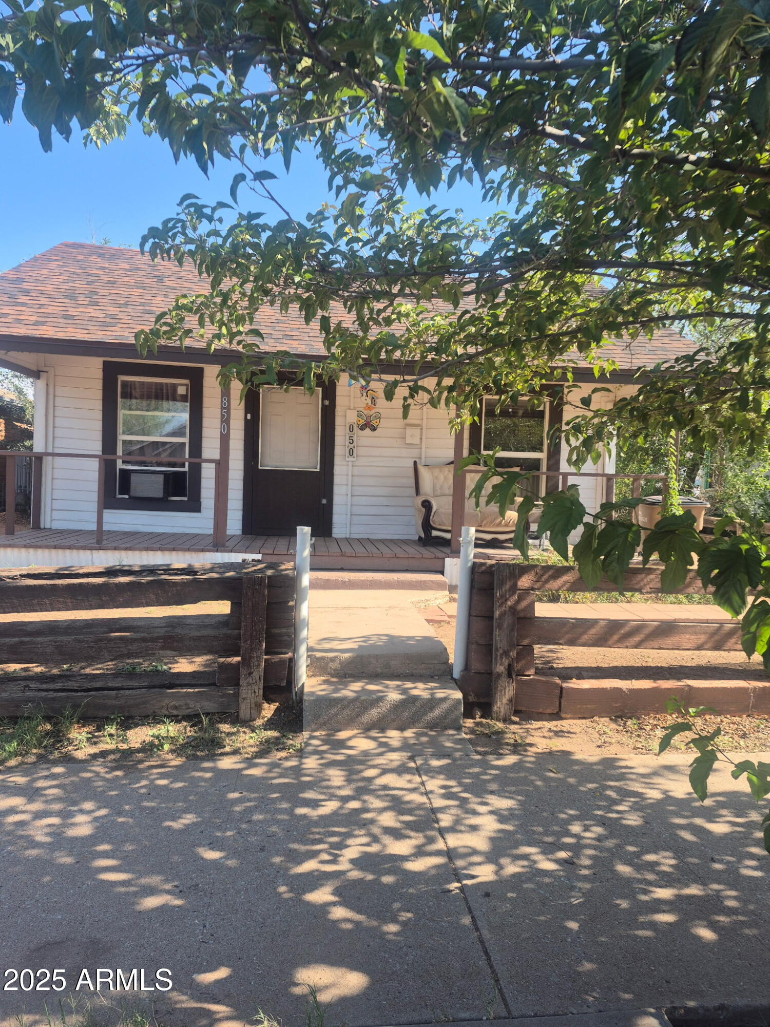 a view of a yard in front of the house