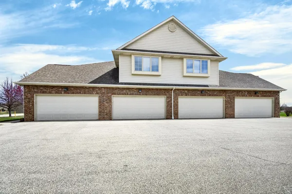 $340,000 | 9296 Creekside Circle, Unit 212, Pleasant Prairie, WI 53158