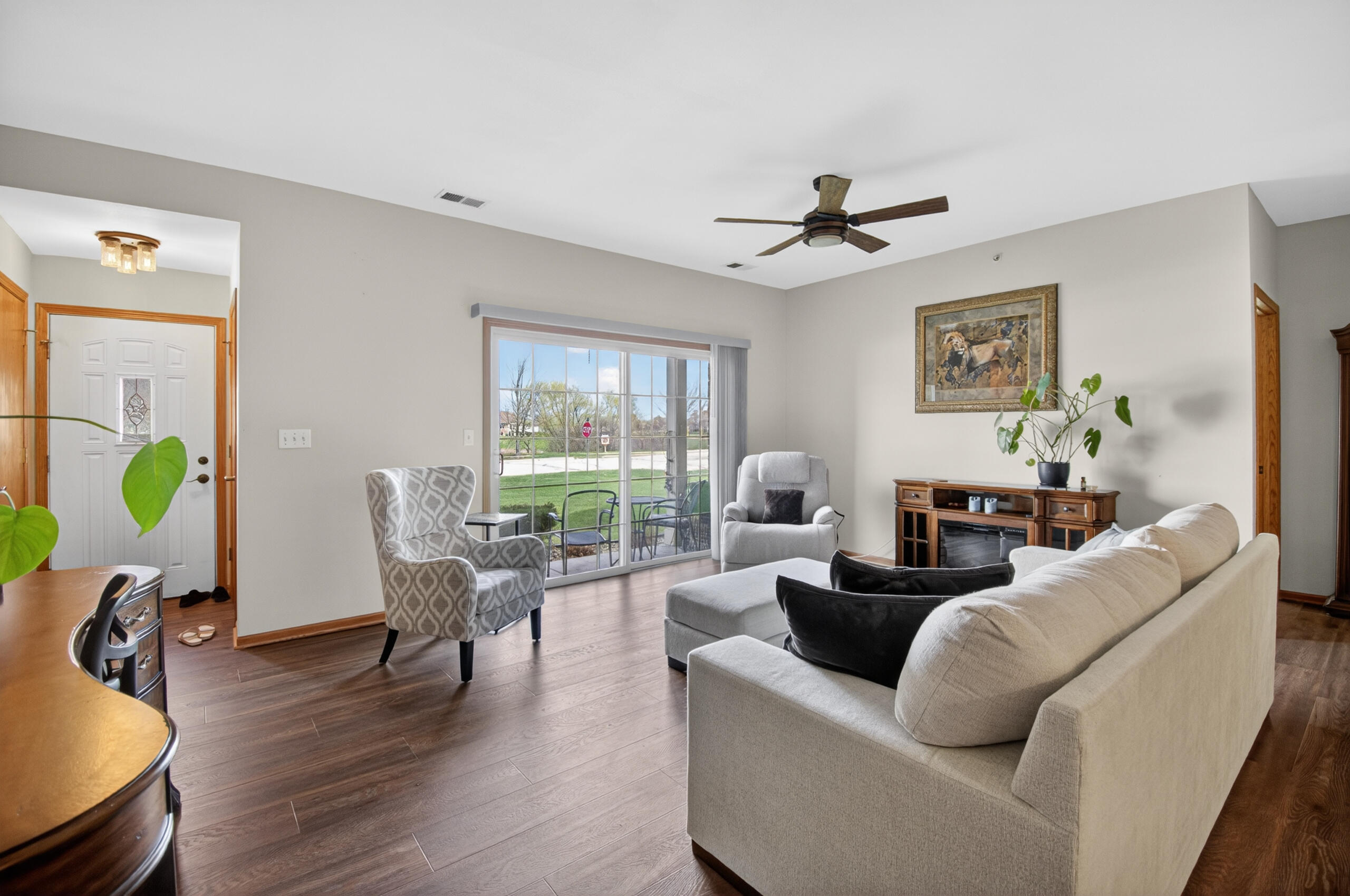 9296 Creekside Circle, Unit 212 Pleasant Prairie, WI 53158 - Photo 7 of 26 Living room