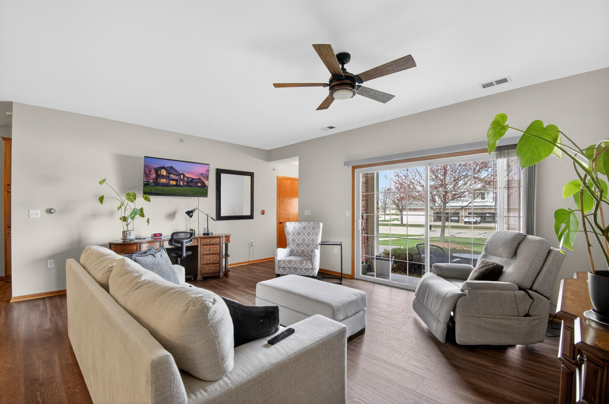 9296 Creekside Circle, Unit 212 Pleasant Prairie, WI 53158 - Photo 8 of 26 Living room