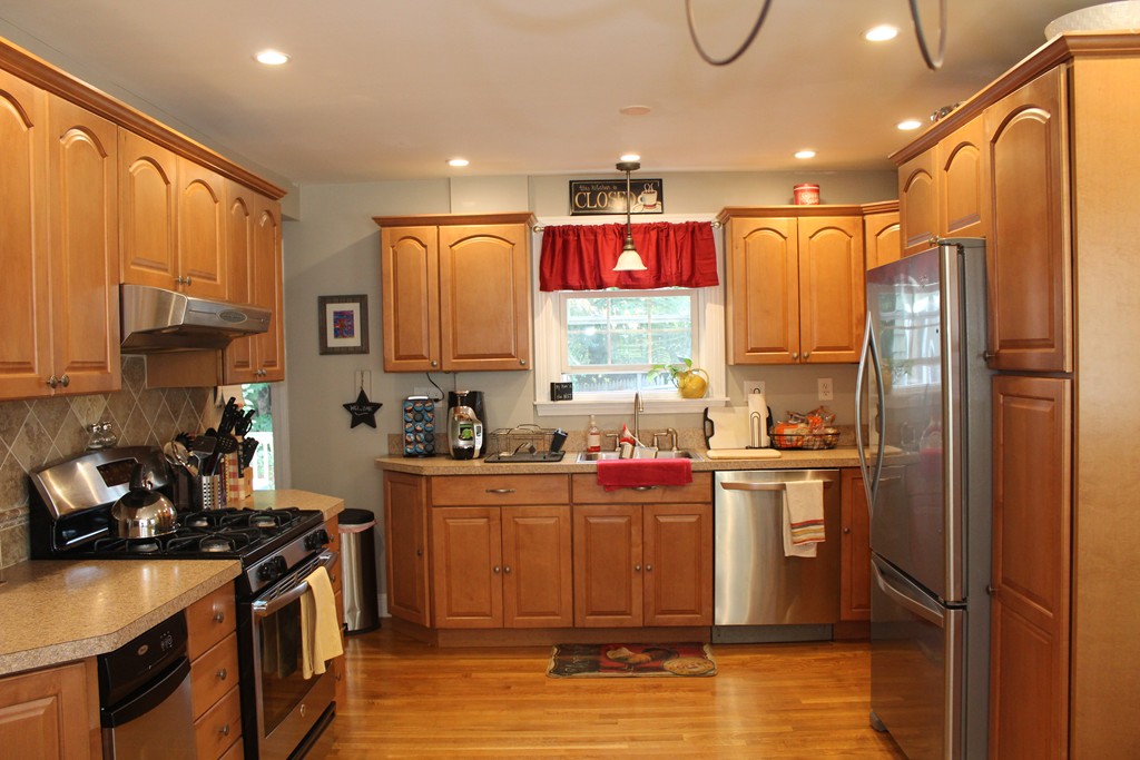 12 Brae Road Quincy, MA 02169 - Photo 2 of 10 Gallery Image 2