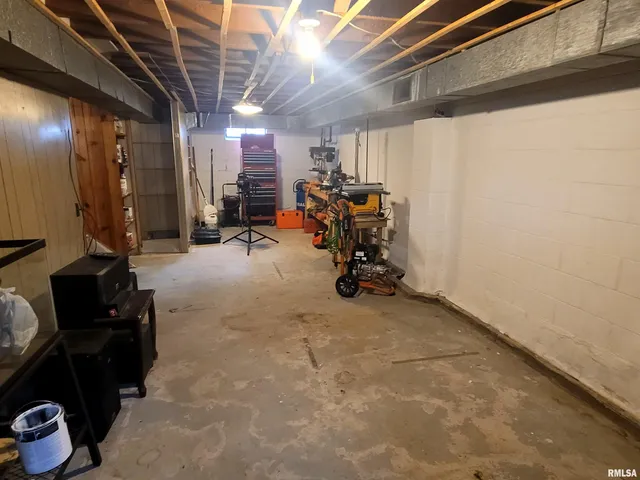 $69,400 | 210 South White Street, Macomb, IL 61455