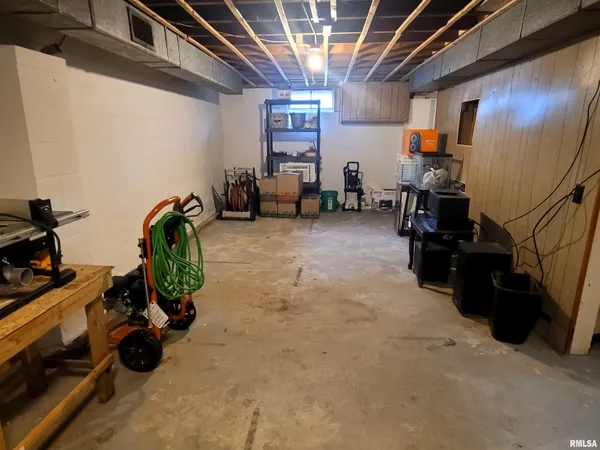 $69,400 | 210 South White Street, Macomb, IL 61455
