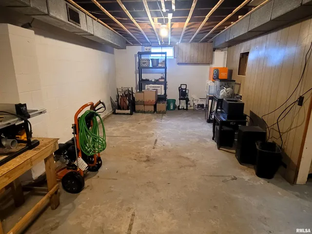 $69,400 | 210 South White Street, Macomb, IL 61455