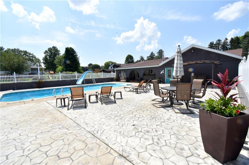 558 Country Club Road Washington, PA 15301 - Photo 2 of 25 Gallery Image 2