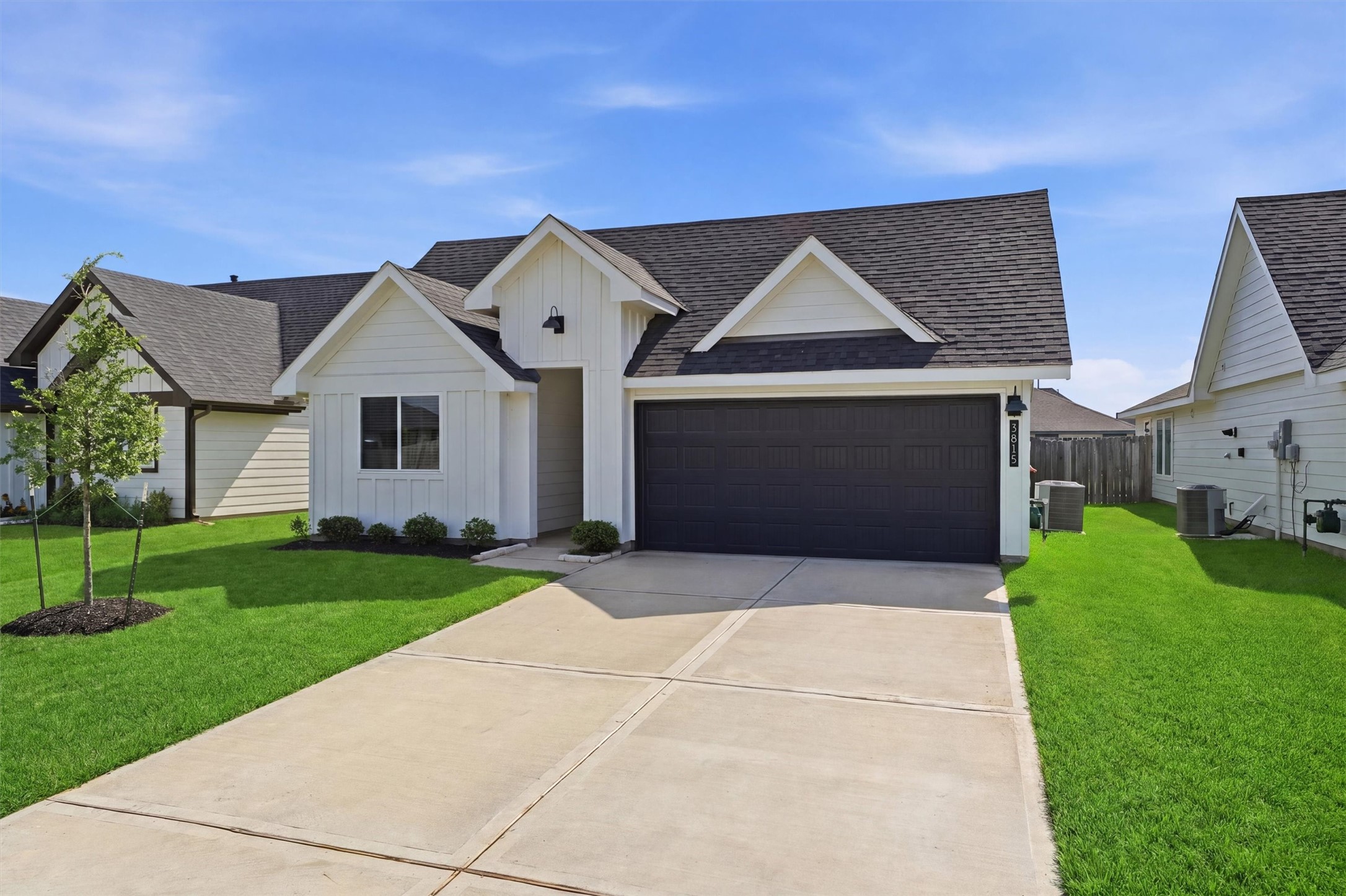 3815 Haydon Rdg Lane Fulshear, TX 77441 - Photo 2 of 33 Curb appeal with its spacious driveway.