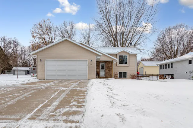 $327,500 | 225 19th Street Northeast, Owatonna, MN 55060