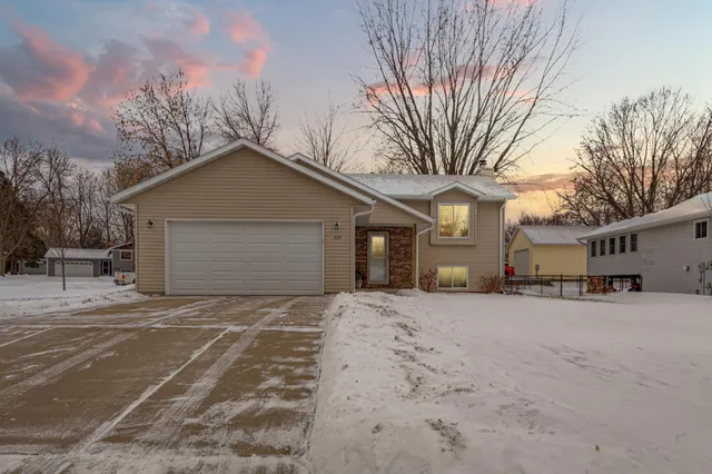 $327,500 | 225 19th Street Northeast, Owatonna, MN 55060